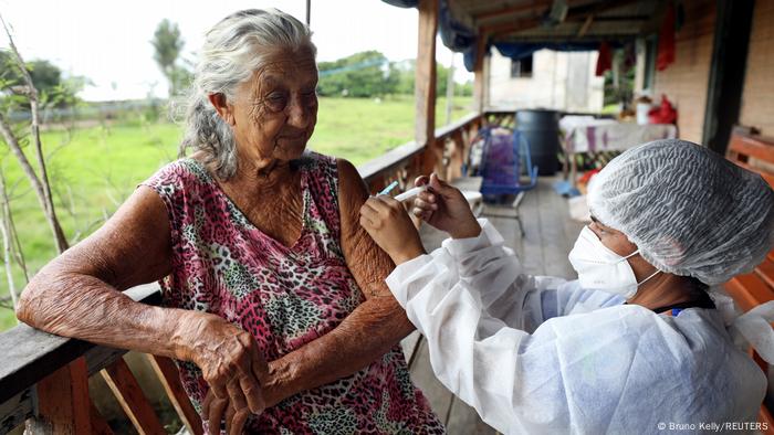 Idosa é vacinada no estado do Amazonas