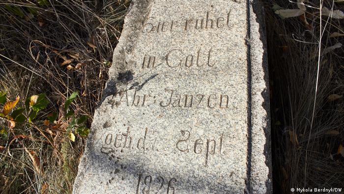 Надгробки з написами німецькою на цвинтарі у Новгородському