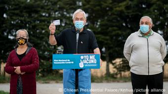 Presidente chileno Sebastian Piñera (c.) após receber a vacina da covid-19