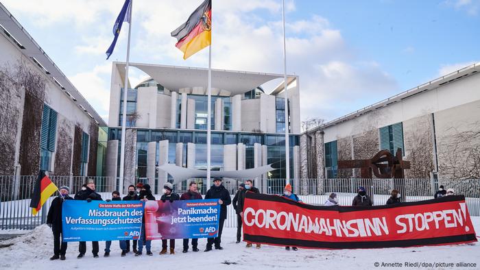 Afti-Aktivisten protestieren gegen Proteste der Regierung 19 in Berlin