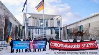 Разочарование в политике и политиках выводит людей на улицы Германии