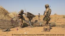 ©PHOTOPQR/LE PARISIEN/Philippe de Poulpiquet ; Tofagala (Burkinafaso), le 07 novembre 2019. Un groupe du bataillon de chasseurs à Pieds traque les groupes armés terroristes (GAT) dans leur sanctuaire près de la forêt de Tofagala au Burkina Faso. - French soldiers of Operation Barkhane. Operation Barkhane is an ongoing anti-insurgent operation in Africa's Sahel region, which commenced 1 August 2014. It consists of a 3,000-strong French force, which will be permanent and headquartered in -N’Djamena, the capital of -Chad. The operation has been designed with five countries, and former French colonies, that span the Sahel: -Burkina-Faso, -Chad, -Mali, -Mauritania and -Niger. These countries are collectively referred to as the G5 Sahel.