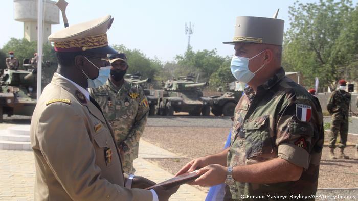 Le chef d'état-major général de l'armée tchadienne Abakar Abdelkérim échange avec le général Jean-Pierre Perrin, commandant des forces françaises au Gabon