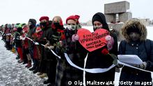 *** Dieses Bild ist fertig zugeschnitten als Social Media Snack (für Facebook, Twitter, Instagram) im Tableau zu finden: Fach „Images“ —> Weltspiegel/Bilder des Tages *** 14.02.21 *** TOPSHOT - Russian women holding roses and signs form a human chain using Valentine's Day to express support for the wife of jailed opposition leader Navalny and political prisoners, in Saint Petersburg on February 14, 2021. - The gathering came after authorities last week sentenced Navalny, the Russian President's top critic, to nearly three years in prison and unleashed a crackdown on his supporters. (Photo by Olga MALTSEVA / AFP) (Photo by OLGA MALTSEVA/AFP via Getty Images)