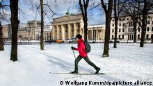 Die Berlinerin Ang läuft bei Temperaturen um minus vier Grad Celsius mit ihren Langlaufskiern vor dem Brandenburger Tor durch den Tiergarten und genießt dabei das sonnige Winterwetter. +++ dpa-Bildfunk +++