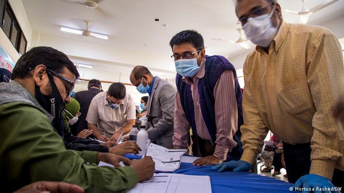 Bangladesch Dhaka | Coronakrise: Impfstart