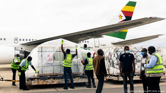 Arbeiter auf dem Flughafen in Simbabwes Hauptstadt Harare entladen 200 000 Dosen eines Impfstoffes aus China, 15.2.20121.