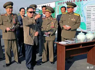 金正日与朝鲜人民军军官在一起