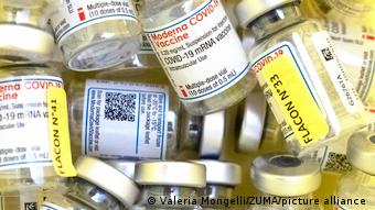 Флаконы с вакциной Moderna