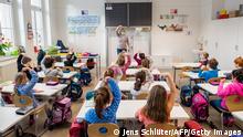 *** Dieses Bild ist fertig zugeschnitten als Social Media Snack (für Facebook, Twitter, Instagram) im Tableau zu finden: Fach „Images“ —> Weltspiegel/Bilder des Tages ***
15.02.21 *** First graders of the 39th Dresden primary school sit in their classroom for the first lesson following the coronavirus lockdown in Dresden, eastern Germany, on February 15, 2021, amid the novel coronavirus / COVID-19 pandemic. - In the eastern federal state of Saxony, pre-schools and primary schools have started easing their restrictions implemented in order to curb the spread of the virus. (Photo by JENS SCHLUETER / AFP) (Photo by JENS SCHLUETER/AFP via Getty Images)