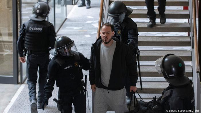 Pablo Hasel Spanish Police Arrest Rapper News Dw 16 02 21