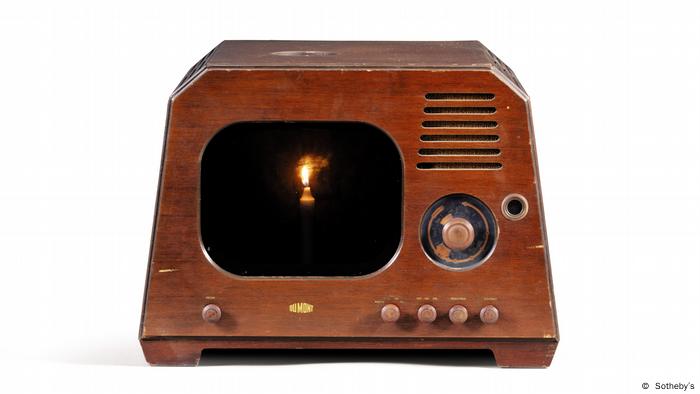 Das hölzerne Fernseher-Gehäuse von Nam June Paik gehört zur Kunstsammlung von Christo und Jeanne-Claude. 