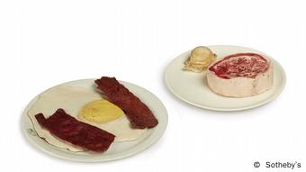 Zwei Teller mit Speisen - Spiegelei, Bacon und Beefsteak. Skulpturenduo von Claes Oldenburg.
