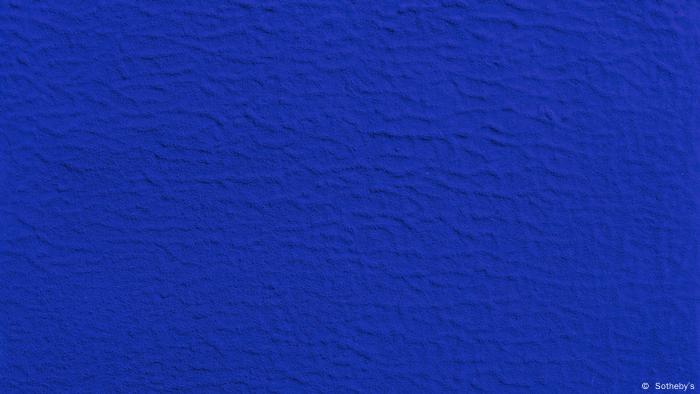Ein Bild des Franzosen Yves Klein: Sein monochromes Ultramarinblau mit dem leichten Stich ins Rot übt eine Sogwirkung auf die Betrachter aus.