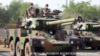 Des soldats tchadiens sur un véhicule offert par la France