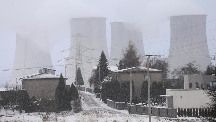 Schneebedecktes Kraftwerk mit fossilen Brennstoffen in Laisica