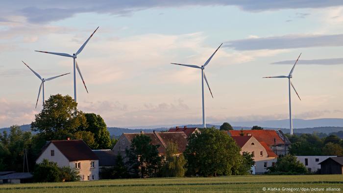 Windkraftanlagen neben einem Dorf in Polen