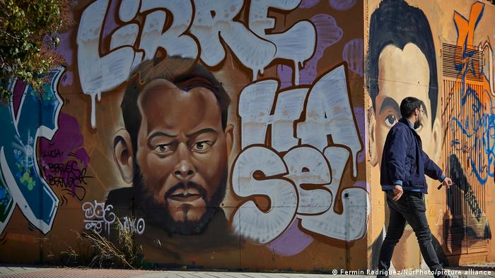 Grafite com o rosto do rapper espanhol Pablo Hasél e a frase libertem Hasél na cidade de Granada