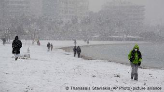 Βόλτα στα χιόνια δίπλα στη θάλασσα, στο Παλαιό Φάληρο