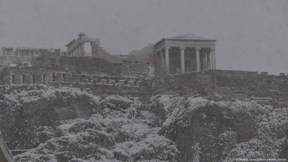 Greece Rare snowstorm leaves 3 dead News DW 16.02.2021