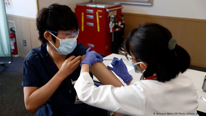 Japón y Sudáfrica inician campañas de vacunación 