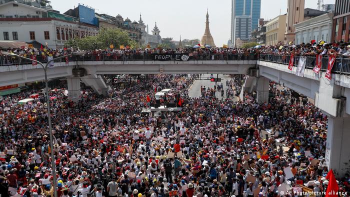 Decenas de miles de birmanos salieron a las calles de Rangún para protestar contra la junta militar de Birmania, pese al temor de la ONU de que la violencia escale, tras informaciones sobre el refuerzo de tropas en la capital económica del país. Para impedir el paso de las fuerzas de seguridad, los manifestantes bloquearon calles con vehículos, con la excusa de que estaban averiados (17.02.2021).