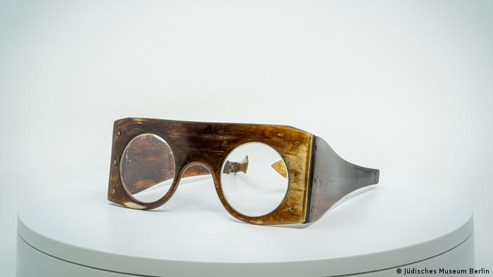 An old-fashioned frame with glasses