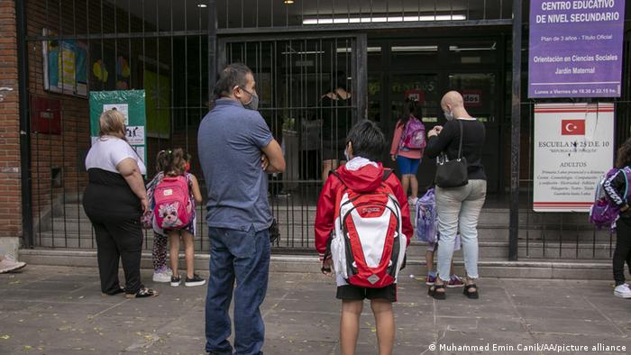 Argentina empieza a reabrir los colegios 