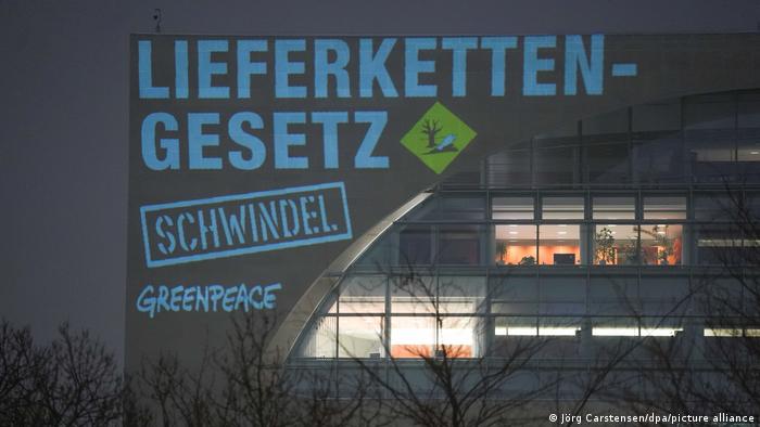 Deutschland Greenpeace-Aktion zum Lieferkettengesetz am Kanzleramt Berlin