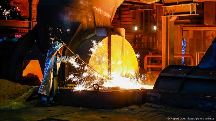 Deutschland | Stahlwerk ThyssenKrupp in Duisburg: Allein die Stahlindustrie verursacht rund sieben Prozent der CO2-Emissionen. ThyssenKrupp will seine Hochöfen umrüsten, um bald nicht mehr nur Kohlestaub in den Hochofen einzublasen, sondern auch grünen Wasserstoff