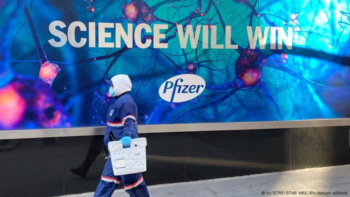 Coronavirus hoy: Pfizer dice que ″probablemente″ sea necesaria una tercera  dosis de su vacuna | El Mundo | DW | 15.04.2021