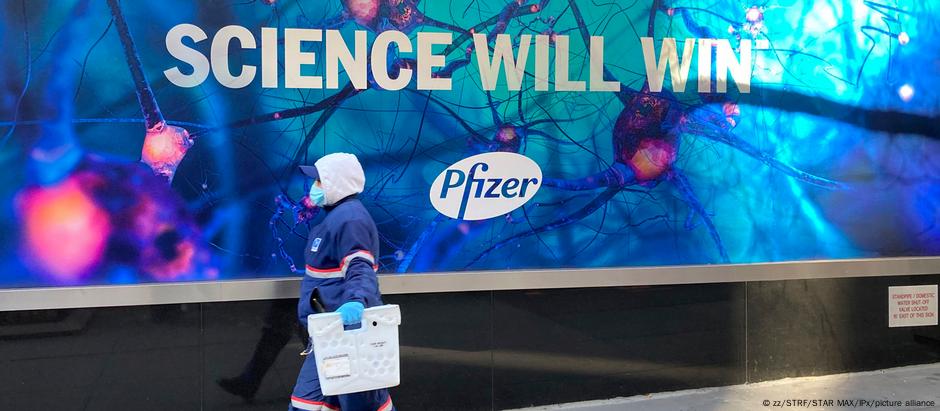 Werbetafel Pfizer COVID Impfstoff