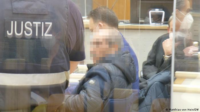 Al-Khatib Prozess in Koblenz gegen syrische Staatsfolter am 17. 2. Anwar R. durch Plexiglas und Justizbeamter.