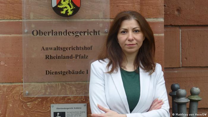 Koblenz Al-Khatib Prozess | Folterüberlebende Luna Watfa vor dem Gerichtsgebäude