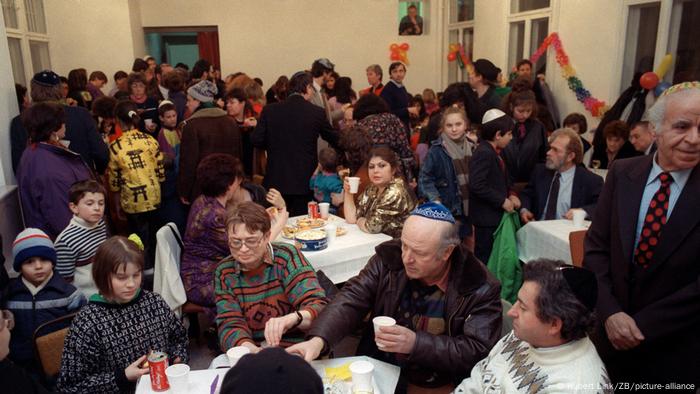 Purim celebration in East Berlin, February 1991 (Archivbild und Text 1991)