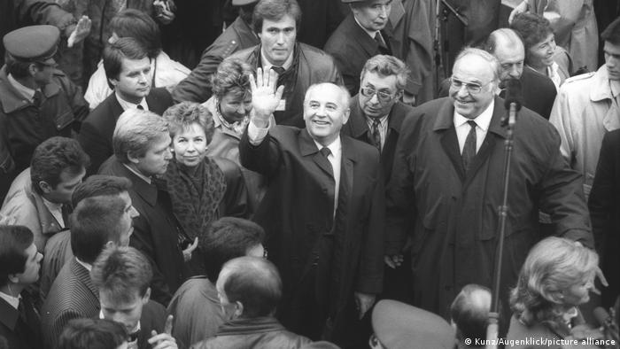 Mijaíl Gorbachov y el otrora canciller alemán, Helmut Kohl, en Deidesheim, Alemania el 11 de noviembre de 1990