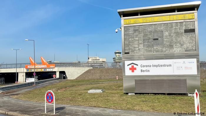 Centro de vacinação no desativado aeroporto de Berlim-Tegel 