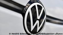 Das VW Logo ist in der Front eines neuen ID.3 zu sehen. (zu dpa Gericht soll klären: Verlangte Prevent-Firma Wucherpreise von VW?) +++ dpa-Bildfunk +++