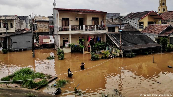 Banjir semakin sering terjadi di Jakarta (ditampilkan di sini di daerah Sipinang Melayu Timur). 