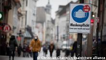 17/02/2021 *** Ein Hinweisschild zur Maskenpflicht ist in der Fußgängerzone in der Innenstadt zu sehen. In Flensburg gibt es eine Häufung von mutierten Coronaviren. +++ dpa-Bildfunk +++