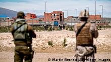 *** Dieses Bild ist fertig zugeschnitten als Social Media Snack (für Facebook, Twitter, Instagram) im Tableau zu finden: Fach „Images“ —> Weltspiegel/Bilder des Tages *** 18.02.21 *** Chilean border patrol officers guard the borderline with Bolivia in Colchane, Chile, on February 18, 2021, as Venezuelan migrants cross. (Photo by MARTIN BERNETTI / AFP) (Photo by MARTIN BERNETTI/AFP via Getty Images)