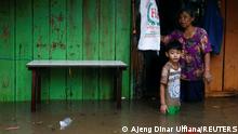 *** Dieses Bild ist fertig zugeschnitten als Social Media Snack (für Facebook, Twitter, Instagram) im Tableau zu finden: Fach „Images“ —> Weltspiegel/Bilder des Tages *** 18.02.21 *** People stand outside their house in an area affected by floods following heavy rains in Jakarta, Indonesia, February 18, 2021. REUTERS/Ajeng Dinar Ulfiana TPX IMAGES OF THE DAY