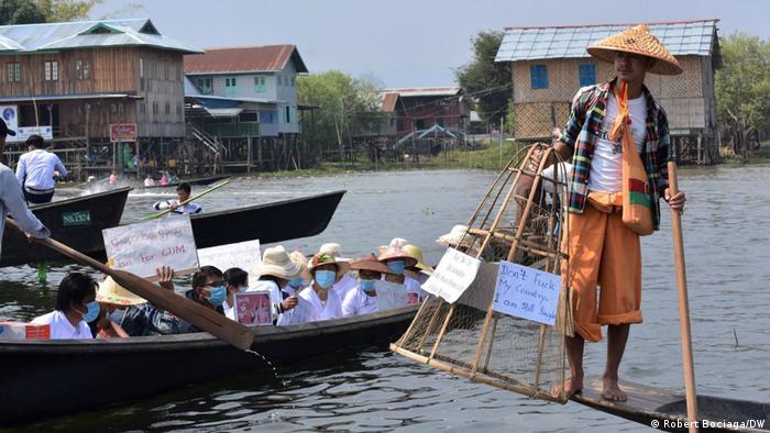 Aksi protes perahu di Danau Inle, Myanmar