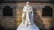 Eine Statue von Charles Darwin mit überschlagenen Beinen Eine Statue von Charles Darwin mit überschlagenen Beinen