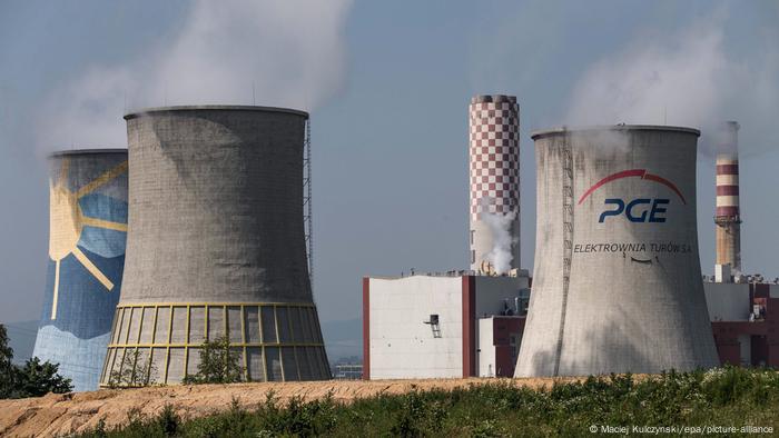 Obrázok zobrazujúci uhoľnú elektráreň Toro a protestné stredisko environmentálnych aktivistov