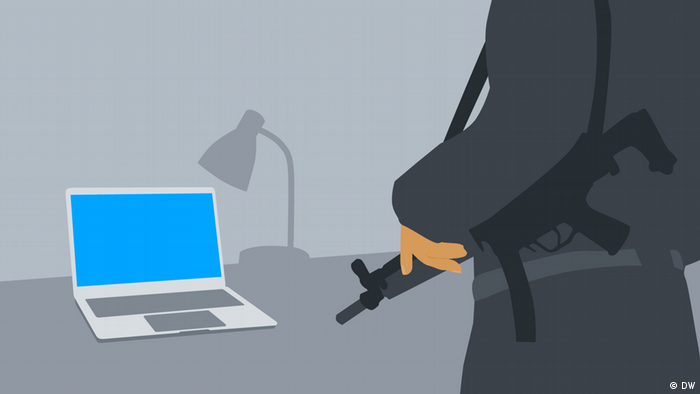 DW Illustration I Ein mit Sturmgewehr bewaffneter Uniformierter schaut auf einen Laptop auf einem Schreibtisch