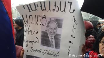 Надпись на плакате: Никол - предатель