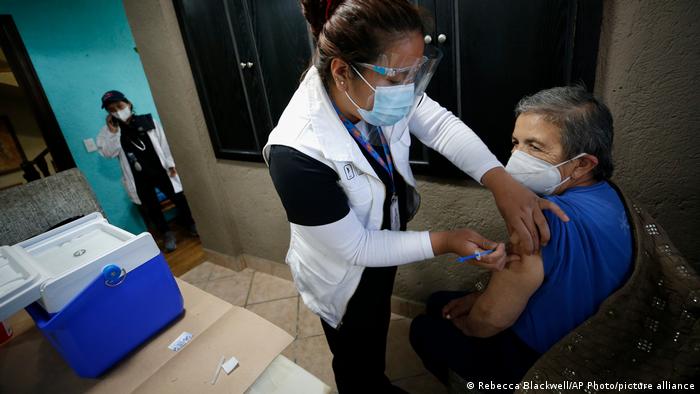 Un adulto mayor es vacunado en su casa en la Ciudad de México como parte de la campaña de vacunación nacional.