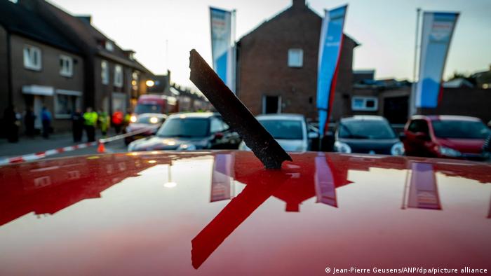 Pedaços de metal de um motor de avião encravados no teto de um carro na Holanda