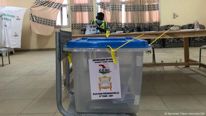 Une urne dans un bureau électoral au Niger